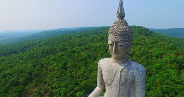 Vista Aérea Gran Estatua Buda Blanca Montaña Para Gente Tailandesa — Vídeos de Stock