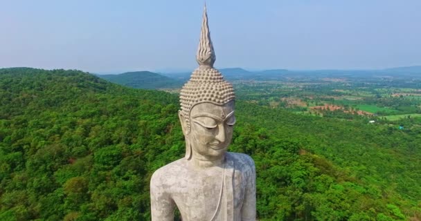 空中ビュータイ人のための山の上の大きな白い仏像は タイのムクダハンで2017年5月15日にワット プータバト マノロムでの訪問と尊敬の祈りを旅行します 香港川の背景 — ストック動画