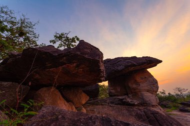 Sabah güneşi kayalıklarda sıralanan büyük ve güzel kayaların üzerinde parlıyor. Kayalıklarda tuhaf şekilli çok sayıda kaya var..