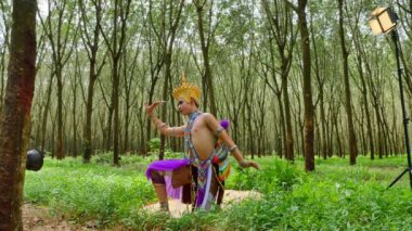 Nora, Tayland güney bölgesinde popüler bir geleneksel, halk sahne sanatları şeklidir. Kostüm ve müzik ana elemanları ve Nora özellikleri vardır.
