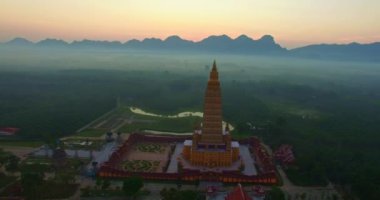 Wat Bang Tong Tapınağı Nanuea, Krabi Tayland 'daki gökyüzü manzarası. Wat Bang Tong Tayland' ın güneyindeki en güzel tapınaktır..