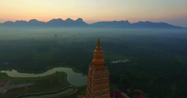 Вид Воздуха Высокий Желтый Пагода Ват Банг Тонг Храм Нануя — стоковое видео
