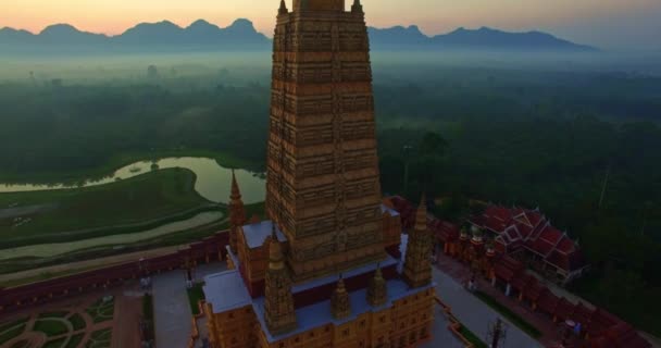 Vista Aérea Alta Pagoda Amarilla Wat Bang Tong Templo Nanuea — Vídeo de stock