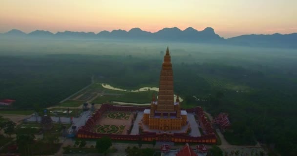 在喀尔巴阡山那努亚的瓦特邦通寺 空中俯瞰着高大的黄色宝塔 瓦特邦通是泰国南部最美丽的寺庙 — 图库视频影像