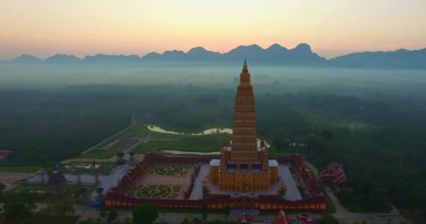 Luftaufnahme Der Hohen Gelben Pagode Wat Bang Tong Tempel Nanuea — Stockvideo