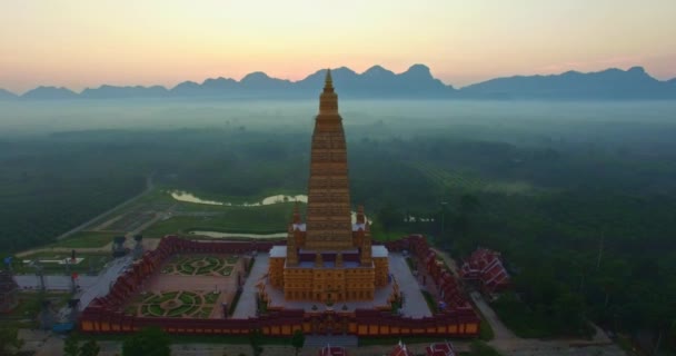 Letecký Pohled Vysokou Žlutou Pagodu Chrámu Wat Bang Tong Nanuea — Stock video