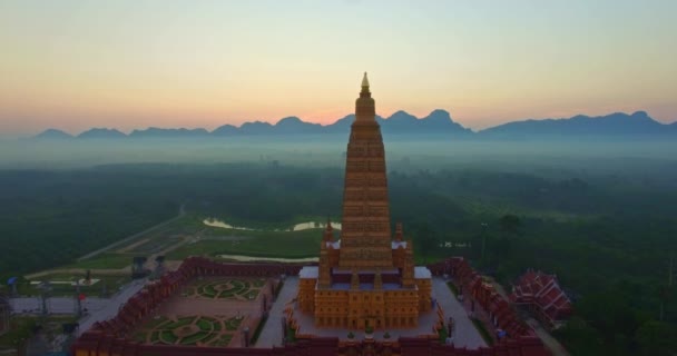 在喀尔巴阡山那努亚的瓦特邦通寺 空中俯瞰着高大的黄色宝塔 瓦特邦通是泰国南部最美丽的寺庙 — 图库视频影像