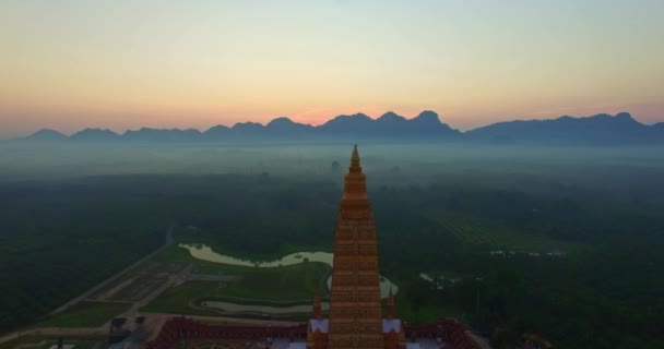 Flygfoto Den Höga Gula Pagoden Wat Bang Tong Templet Nanuea — Stockvideo