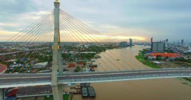 Bangkok 'un havadan görünüşü ve Chao Phraya Nehri' nin karşısındaki Bhumibol Köprüsü çevre yolu ve Bangkok Metropolitan 'ın dış kıyısındaki halka yol sistemleri. Güzel Kral Bhumibol süspansiyonu B.