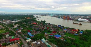 Bangkok 'un havadan görünüşü ve Chao Phraya Nehri' nin karşısındaki Bhumibol Köprüsü çevre yolu ve Bangkok Metropolitan 'ın dış kıyısındaki halka yol sistemleri. Güzel Kral Bhumibol süspansiyonu B.