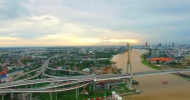 Bangkok 'un havadan görünüşü ve Chao Phraya Nehri' nin karşısındaki Bhumibol Köprüsü çevre yolu ve Bangkok Metropolitan 'ın dış kıyısındaki halka yol sistemleri. Güzel Kral Bhumibol süspansiyonu B.