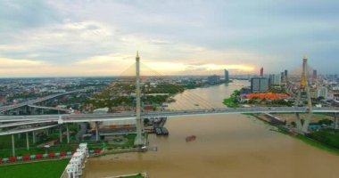 Bangkok 'un havadan görünüşü ve Chao Phraya Nehri' nin karşısındaki Bhumibol Köprüsü çevre yolu ve Bangkok Metropolitan 'ın dış kıyısındaki halka yol sistemleri. Güzel Kral Bhumibol süspansiyonu B.