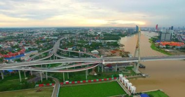Bangkok 'un havadan görünüşü ve Chao Phraya Nehri' nin karşısındaki Bhumibol Köprüsü çevre yolu ve Bangkok Metropolitan 'ın dış kıyısındaki halka yol sistemleri. Güzel Kral Bhumibol süspansiyonu B.