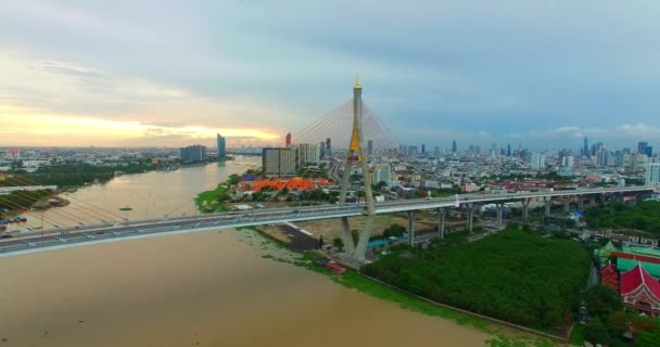 曼谷的空中景观和横贯朝弗拉亚河的普密蓬大桥城市间高速公路 以及曼谷大都市外缘的环形公路系统 美丽的普密蓬国王悬挂B — 图库视频影像
