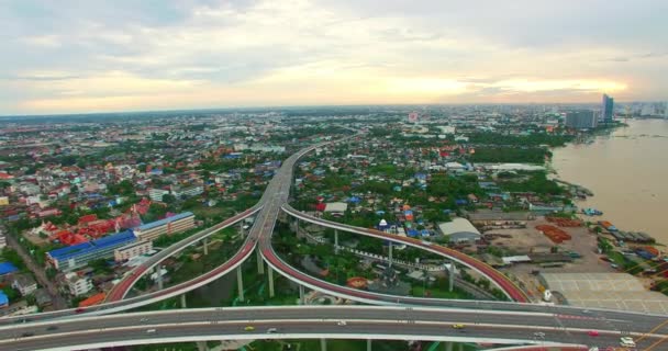 曼谷的空中景观和横贯朝弗拉亚河的普密蓬大桥城市间高速公路 以及曼谷大都市外缘的环形公路系统 美丽的普密蓬国王悬挂B — 图库视频影像