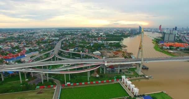 Αεροφωτογραφία Της Μπανγκόκ Και Γέφυρα Bhumibol Μεταξύ Των Πόλεων Ταχείας — Αρχείο Βίντεο