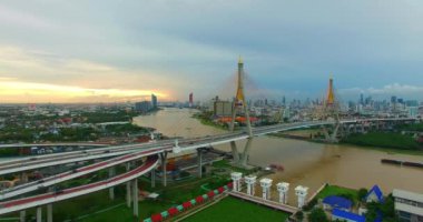 Bangkok 'un havadan görünüşü ve Chao Phraya Nehri' nin karşısındaki Bhumibol Köprüsü çevre yolu ve Bangkok Metropolitan 'ın dış kıyısındaki halka yol sistemleri. Güzel Kral Bhumibol süspansiyonu B.