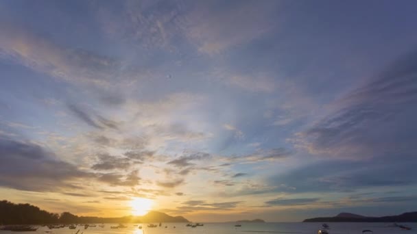Güneş Doğarken Sarı Gökyüzünde Hareket Eden Hızlandırılmış Bulutlar Rawai Sahilindeki — Stok video