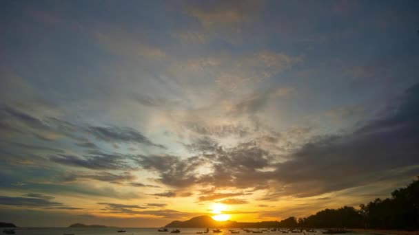Güneş Doğarken Sarı Gökyüzünde Hareket Eden Hızlandırılmış Bulutlar Rawai Sahilindeki — Stok video