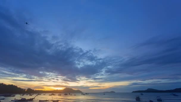 時間の経過青い雲が夕暮れ時に漁船のマリーナの上に移動自然の中で美しい空と旅行の概念 4K解像度 島の背景に日の出の風景青い空 — ストック動画