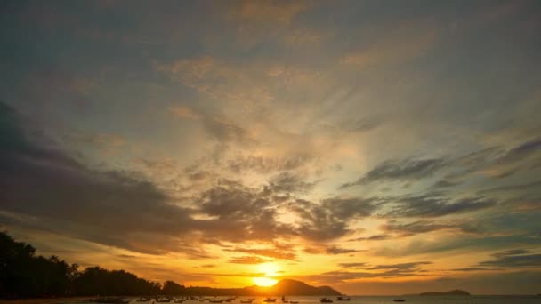 时间流逝的云彩在黄天中移动 日出时分在拉瓦伊海滩普吉岛的上空缓慢移动 高质量的自然景观 多彩的天空落日云彩背景 — 图库视频影像