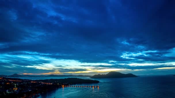 Vista Aérea Hiperlapso Nubes Azules Por Encima Del Muelle Crepúsculo — Vídeos de Stock