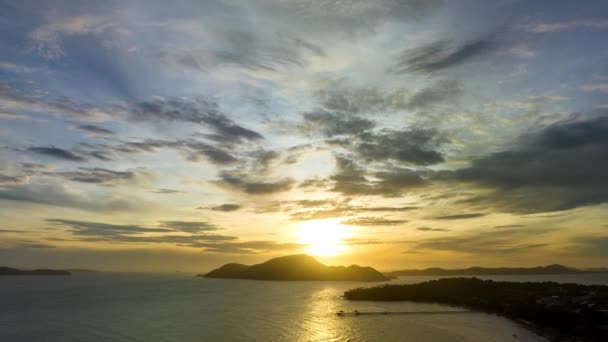 在日出的时候 空中超音速俯瞰着岛屿上空令人叹为观止的天空 在拉瓦伊海滩 金碧辉煌的天空中 出现了一幕幕飞逝的景象 天空纹理 抽象的自然背景 — 图库视频影像