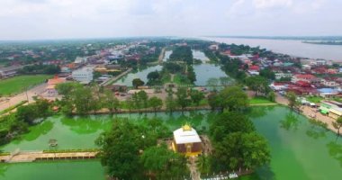 Havadan manzara Nakorn Panom Tayland 'da insanların ibadet ettiği kutsal çadırı. Kuzeydoğu bölgesinde güzel ve yüksek pagoda simgesi. Kong Nehri geçmişi..