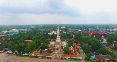 Havadan manzara Nakorn Panom Tayland 'da insanların ibadet ettiği kutsal çadırı. Kuzeydoğu bölgesinde güzel ve yüksek pagoda simgesi. Kong Nehri geçmişi..
