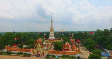 Havadan manzara Nakorn Panom Tayland 'da insanların ibadet ettiği kutsal çadırı. Kuzeydoğu bölgesinde güzel ve yüksek pagoda simgesi. Kong Nehri geçmişi..