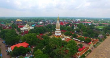 Havadan manzara Nakorn Panom Tayland 'da insanların ibadet ettiği kutsal çadırı. Kuzeydoğu bölgesinde güzel ve yüksek pagoda simgesi. Kong Nehri geçmişi..