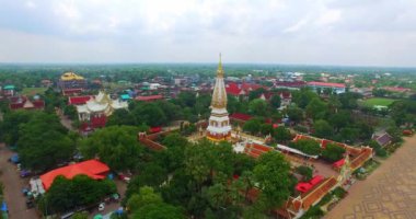 Havadan manzara Nakorn Panom Tayland 'da insanların ibadet ettiği kutsal çadırı. Kuzeydoğu bölgesinde güzel ve yüksek pagoda simgesi. Kong Nehri geçmişi..