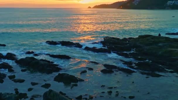 Повітряний Вигляд Красивий Захід Сонця Над Пляжем Калім Пхукет Краєвиди — стокове відео