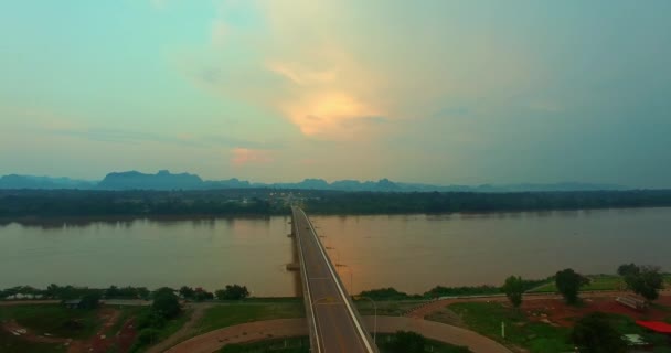 Flygfoto Thai Laos Vänskapsbro — Stockvideo