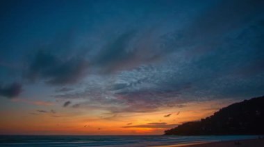 Günbegün tatlı günbatımı manzarası doğanın bulutlu gökyüzü alacakaranlıktaki inanılmaz ışığı doğadaki yüksek kaliteli görüntüler ve seyahat konsepti gökyüzündeki inanılmaz renkli bulut