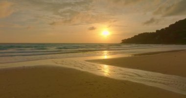 Su birikintisinde sarı bir günbatımının yansımasının havadan görüntüsü. Akşamki parlak sarı güneş ışığı garip bir şekilde güzel görünüyordu. Renkli romantik gökyüzü bulutlu arka plan sahnesi.