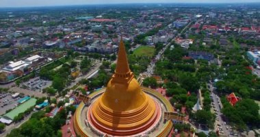 Nakhon Pathom 'un merkezindeki hava manzaralı büyük sarı stupa. Phra Pathom Chedi büyük sarı pagoda 'dır. Dünyanın en uzun stupasıdır. harika mimar altın pagoda.
