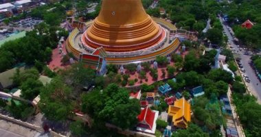 Nakhon Pathom 'un merkezindeki hava manzaralı büyük sarı stupa. Phra Pathom Chedi büyük sarı pagoda 'dır. Dünyanın en uzun stupasıdır. harika mimar altın pagoda.