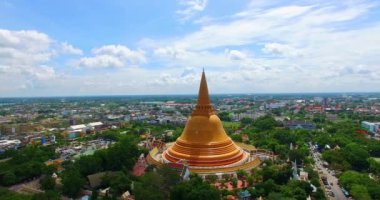 Nakhon Pathom 'un merkezindeki hava manzaralı büyük sarı stupa. Phra Pathom Chedi büyük sarı pagoda 'dır. Dünyanın en uzun stupasıdır. harika mimar altın pagoda.