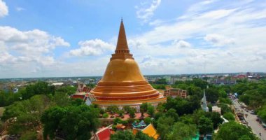 Nakhon Pathom 'un merkezindeki hava manzaralı büyük sarı stupa. Phra Pathom Chedi büyük sarı pagoda 'dır. Dünyanın en uzun stupasıdır. harika mimar altın pagoda.