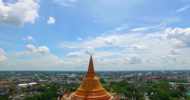 Pemandangan Udara Yang Menakjubkan Stupa Kuning Besar Pusat Provinsi Nakhon — Stok Video