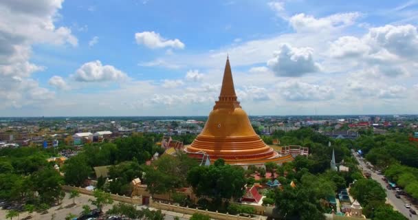 Pemandangan Udara Yang Menakjubkan Stupa Kuning Besar Pusat Provinsi Nakhon — Stok Video