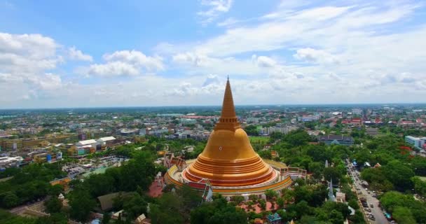 空中からの眺めは ナコンパトム県の中心部にある驚くほど大きな黄色の仏塔 パトム チェディは 世界で最も高い仏塔です 素晴らしい建築家黄金の塔 — ストック動画