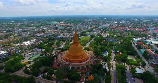 Вид Воздуха Удивительная Большая Желтая Ступа Центре Провинции Накхонпатом Phra — стоковое видео