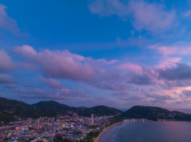 Alacakaranlıktaki Patong şehrindeki bir binanın hava manzarası.