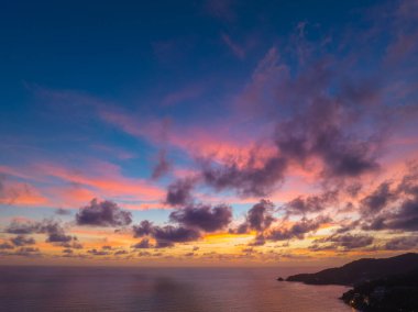 İnsansız hava araçları muhteşem günbatımında kumsalda güzel gökyüzünün fotoğraflarını çeker.