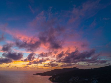İnsansız hava araçları muhteşem günbatımında kumsalda güzel gökyüzünün fotoğraflarını çeker.
