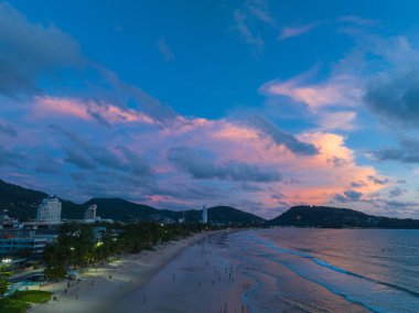 Alacakaranlıktaki Patong şehrindeki bir binanın hava manzarası.