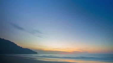 Muhteşem günbatımı manzarasının hızlandırılmış manzarası. Patong sahilinin yukarısındaki renkli gün batımında hayali bulutlar..