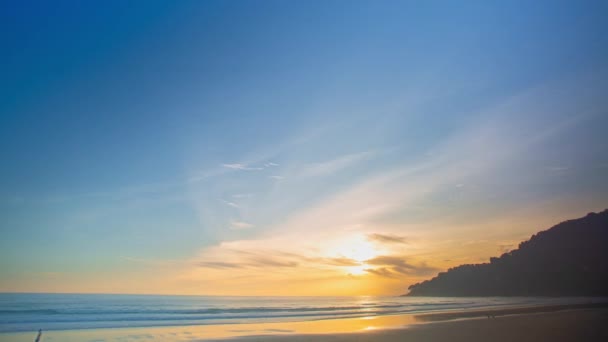 マジェスティックサンセットの風景のタイムラウンドビュー パトンビーチプーケットの上のカラフルな日没の幻想的な雲景 — ストック動画
